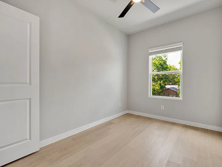 525 Dakota St — Photo 16