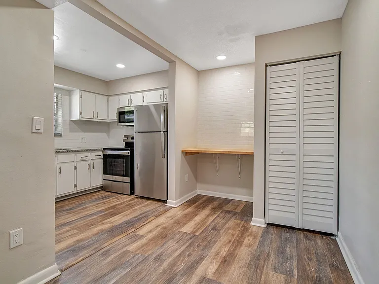 129 E Amelia St — Photo 3