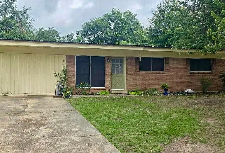 1019 Mariana Dr — Photo 1