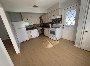 33 Country Greens Dr #2, Holtsville, NY 11742