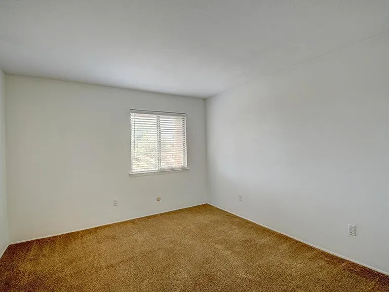 931 Country Club Dr SE #J — Photo 9
