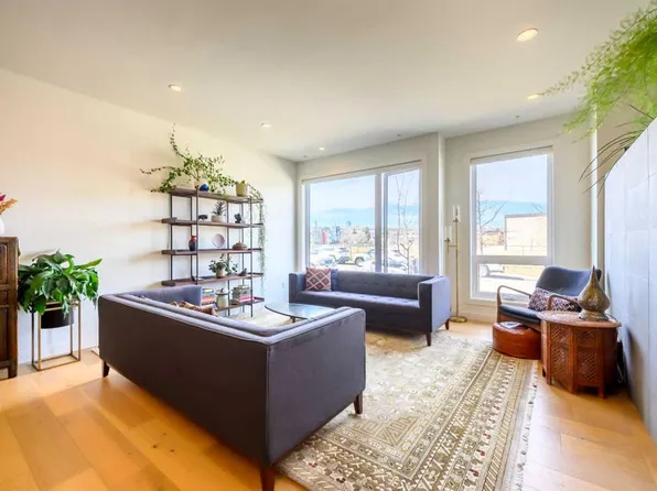 112 W 21st St NW, Calgary, AB T2N 5C3