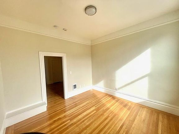 4th image of 144 Tiffany Ave