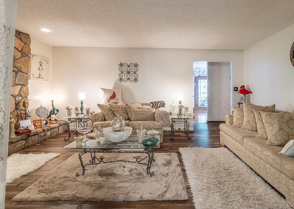 1st image of 556 Leon Cir