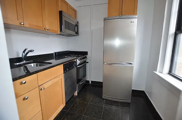 Rented by Manhattan Realty Group | media 8