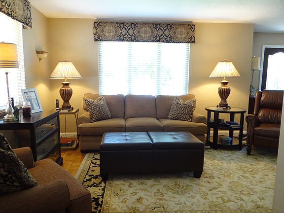 Main Floor Living Room (2)