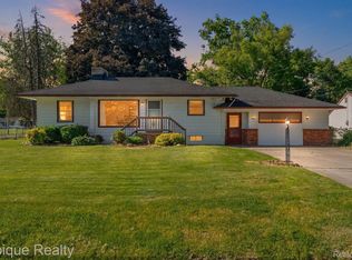 2324 Edwards St, Grand Blanc, MI 48439