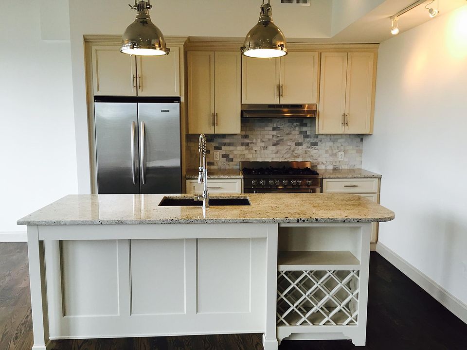 1st image of 939 N High St Unit 202