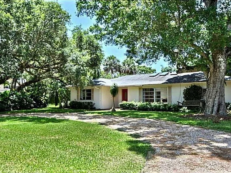 Quiet neighborhood with mature oak trees