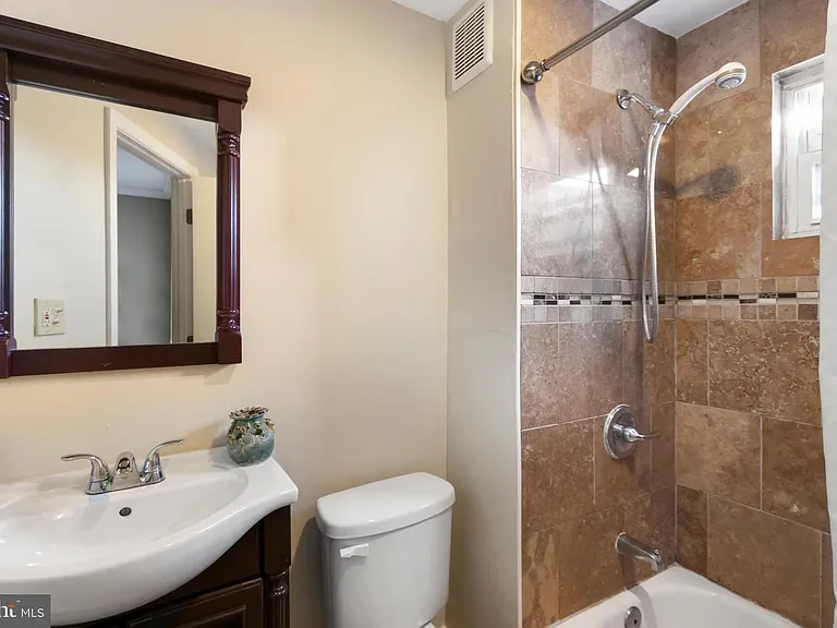 107 N Port St — Photo 9