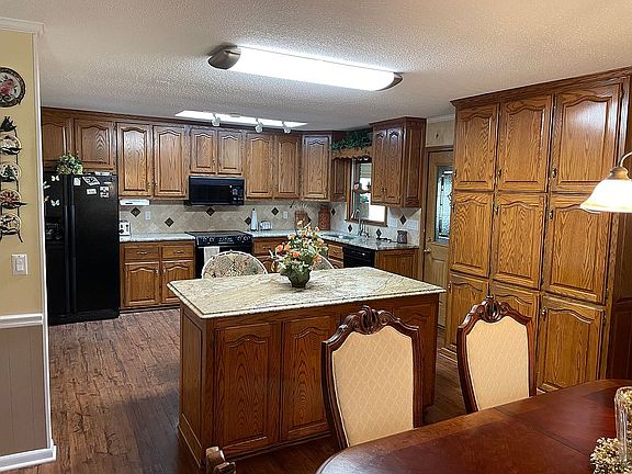 Kitchen with island 