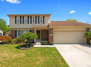 19104 Arlington Dr, Woodhaven, MI 48183