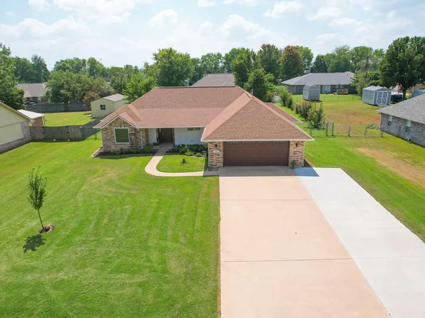 600 E 9th St, Grove, OK 74344