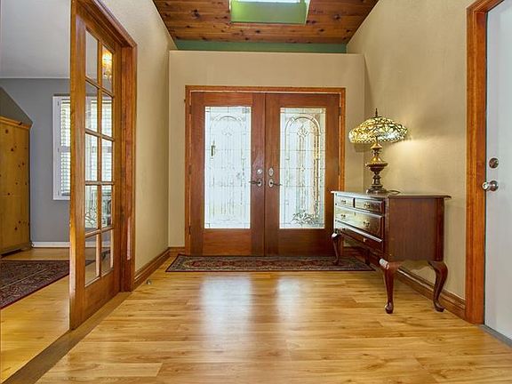 3rd image of 1401 Crestwood Ct N