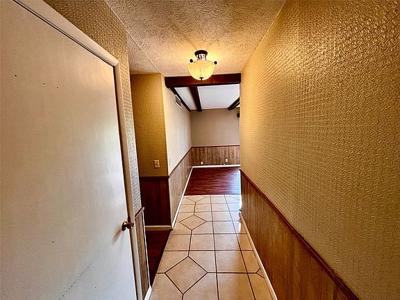 3rd image of 2111 Thompson Ave