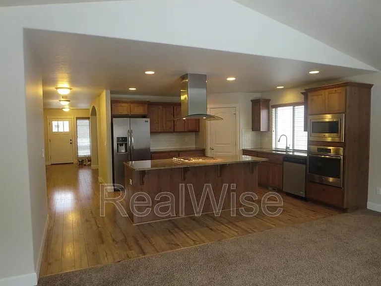 3006 NE Red Oak Dr — Photo 2