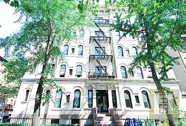411 Clinton Street in Carroll Gardens