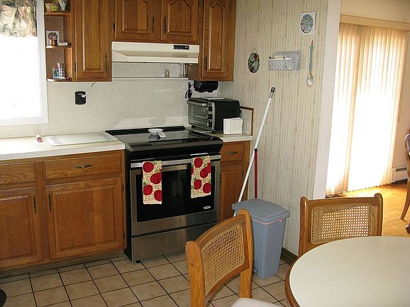 3rd image of 619 N Dyre Ave