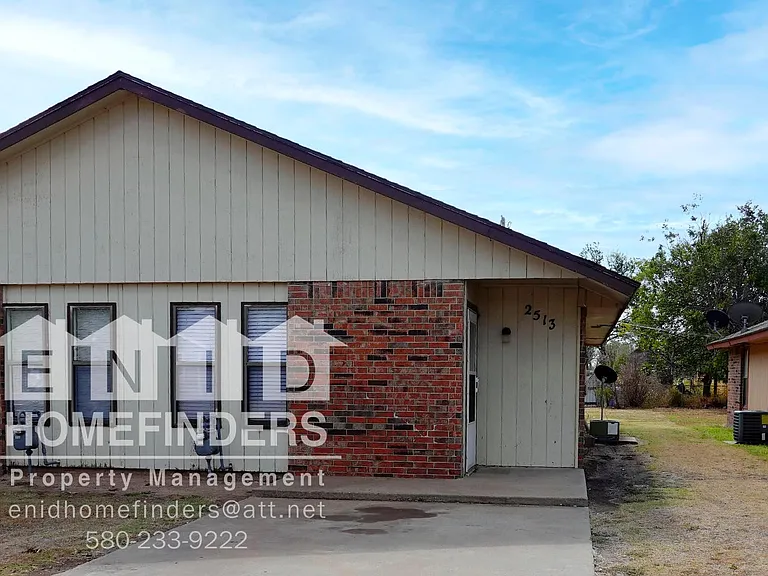 2513 E Cedar Ave — Photo 2
