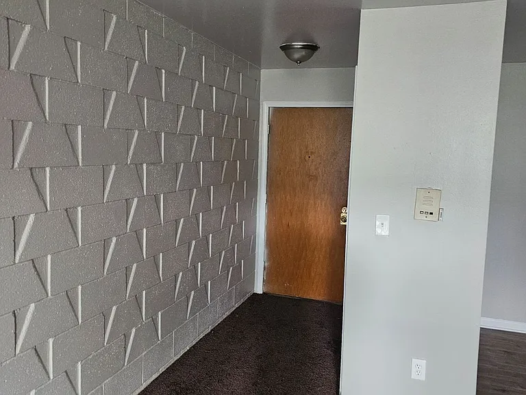 Dolson Arms Apartments — Photo 24