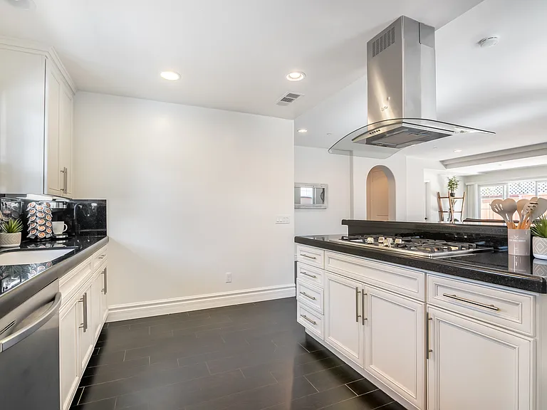 215 Alexander Ct — Photo 16