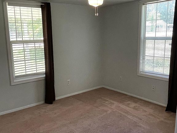 5th image of 526 Pettit Dr