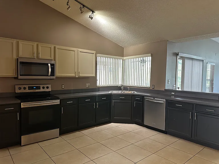 906 Thousand Oaks Blvd — Photo 6