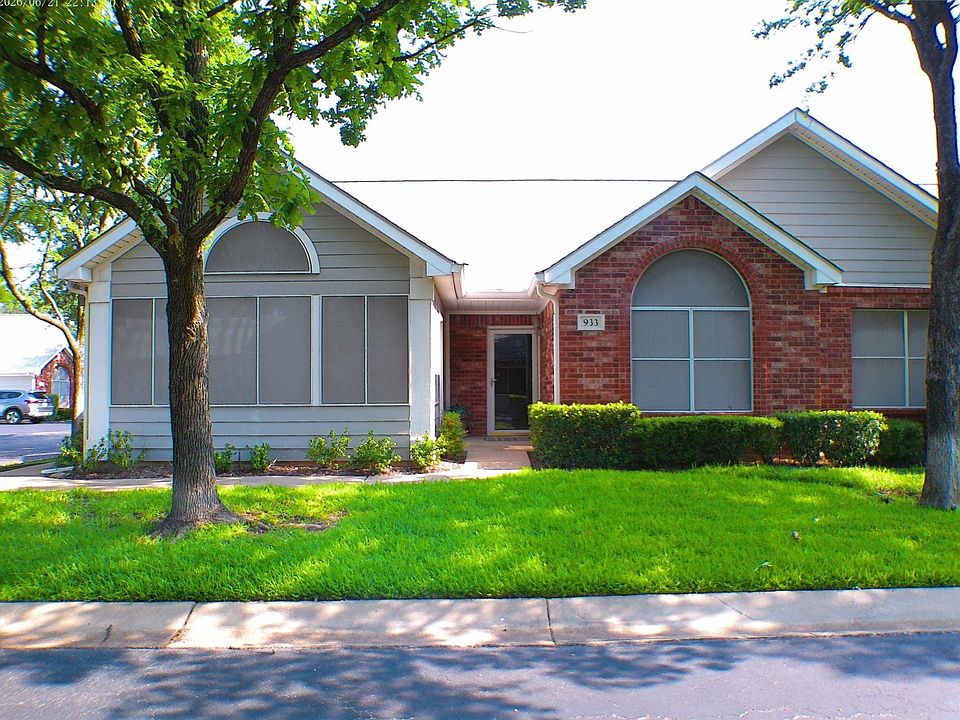 1st image of 933 Bridges Dr