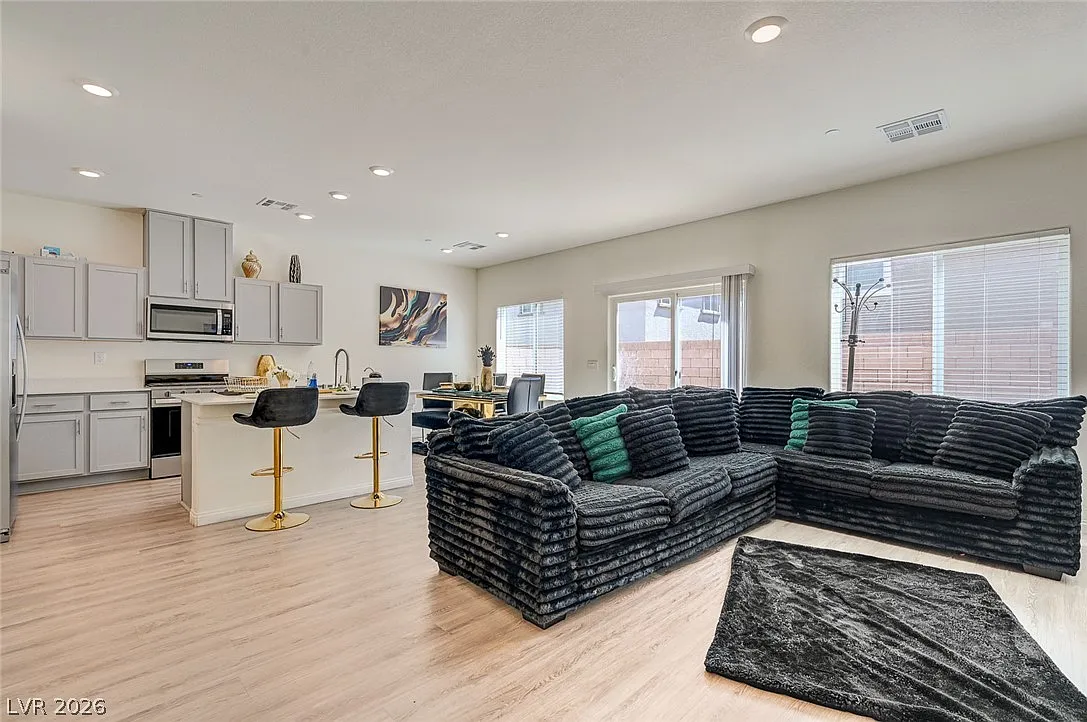 3 bed, 2.5 bath, 1716 sqft, $2,050 — Photo 4