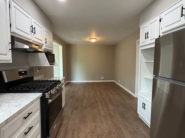 1518 Eastview Ave — Photo 3