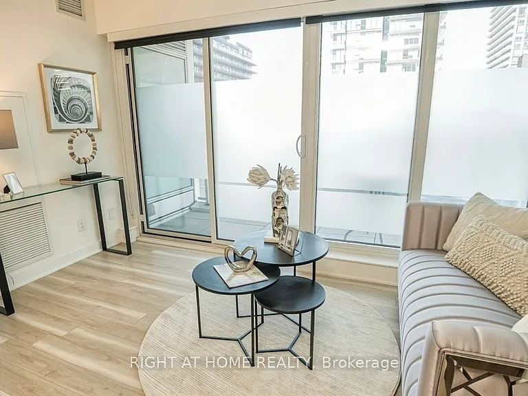 19 Bathurst St #605 — Photo 5