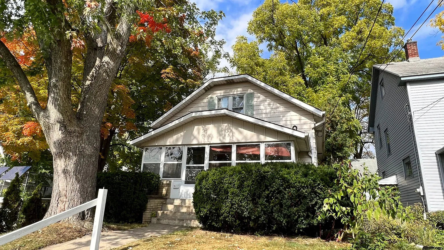 715 Barnett St NE photo 1