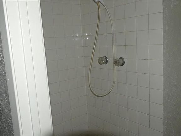 4th image of 1330 Willowbrook St