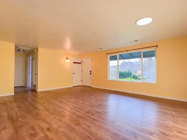 1725 Camellia Dr, McKinleyville, CA 95519
