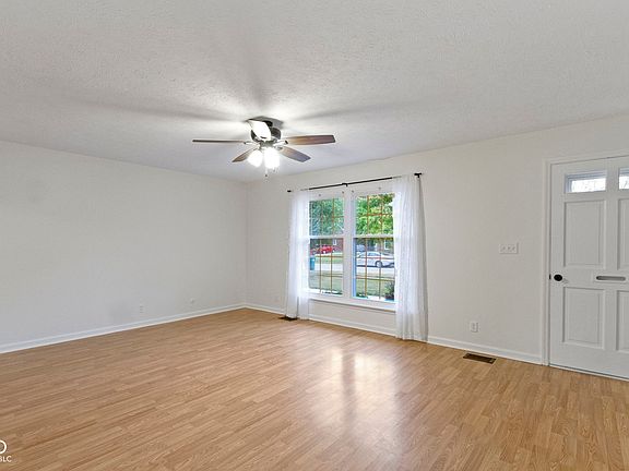 5th image of 2206 Roselawn Dr