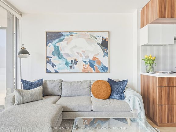 3rd image of 185 Roehampton Ave #1101
