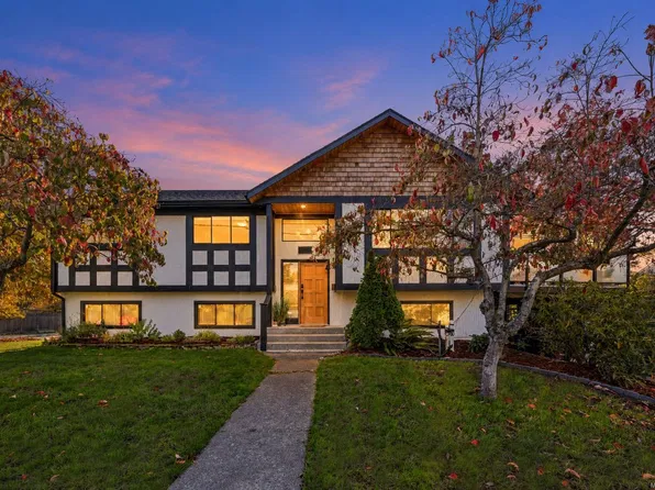 988 Monterey Ave, Oak Bay, BC V8S 4V2