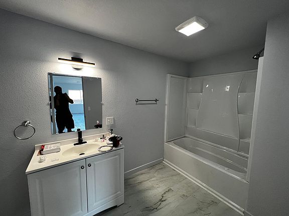 4th image of 435 Center St
