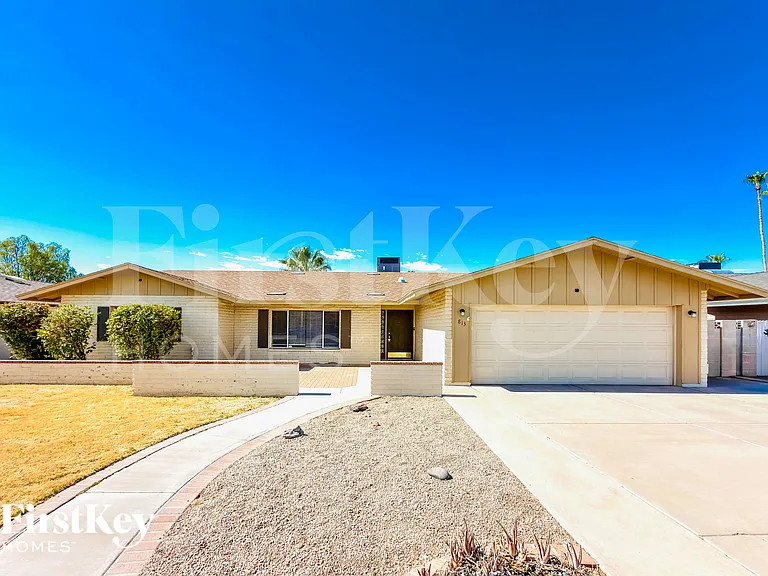 813 E Todd Dr — Photo 1