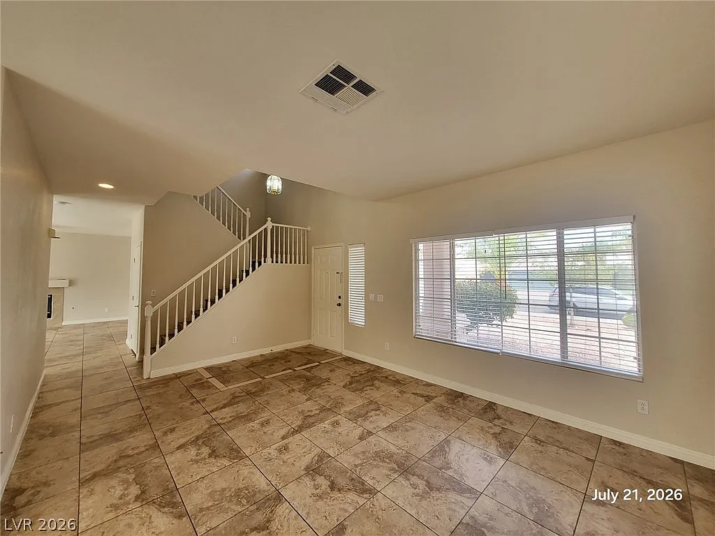 3 bed, 2.5 bath, 1900 sqft, $2,395 — Photo 2