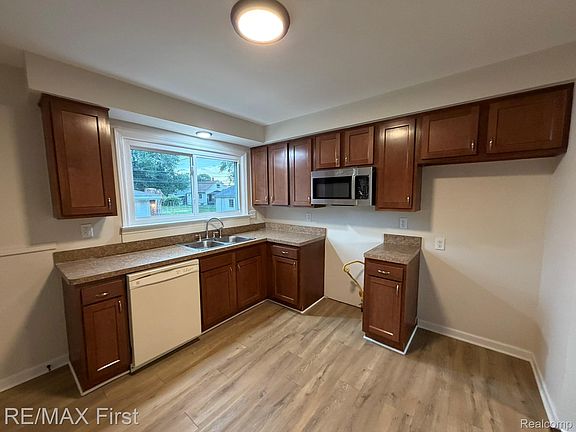 5th image of 21754 Hill St