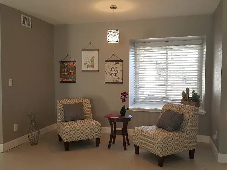 1414 E Chilton Dr — Photo 3