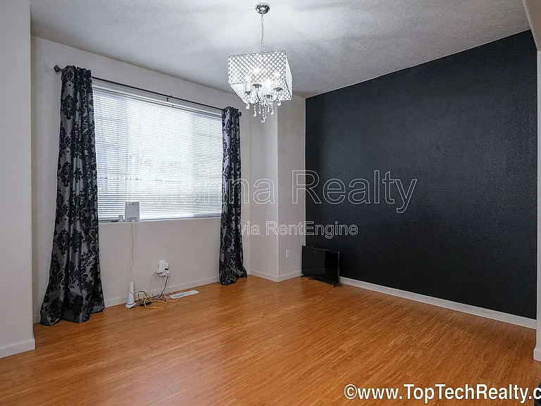 477 NE Edgeway Dr — Photo 7