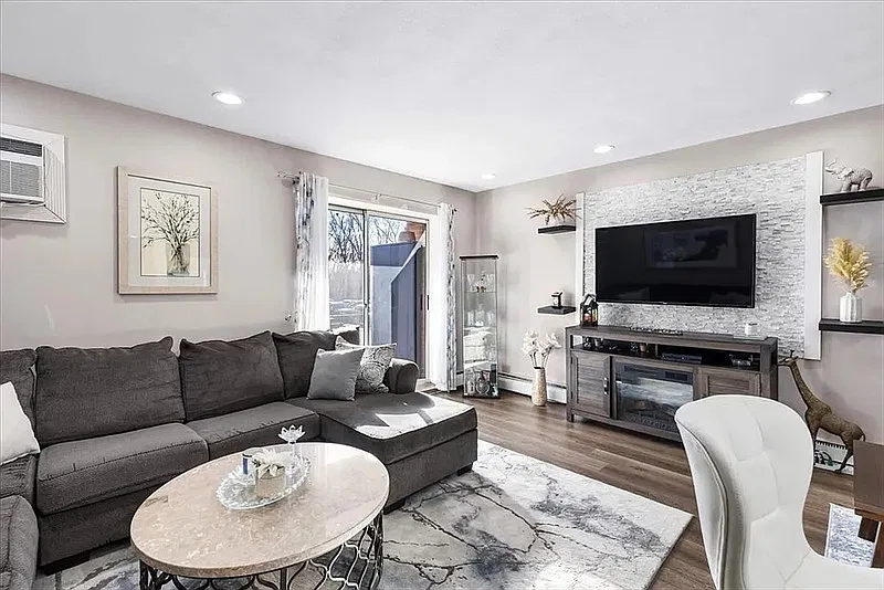 1 bed, 1.0 bath, 635 sqft, $1,610 — Photo 2