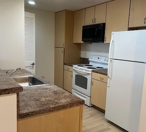 5th image of 815 Arch St #502