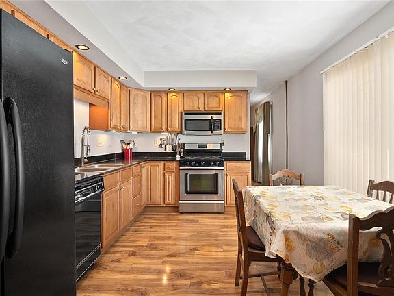 3rd image of 31 Lakeview Dr