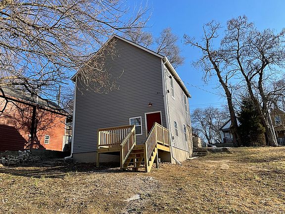 3rd image of 828 Lyon Ave