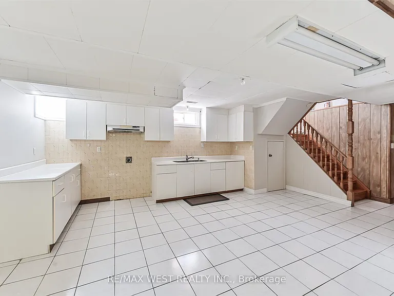 139 Carmen Cres — Photo 21
