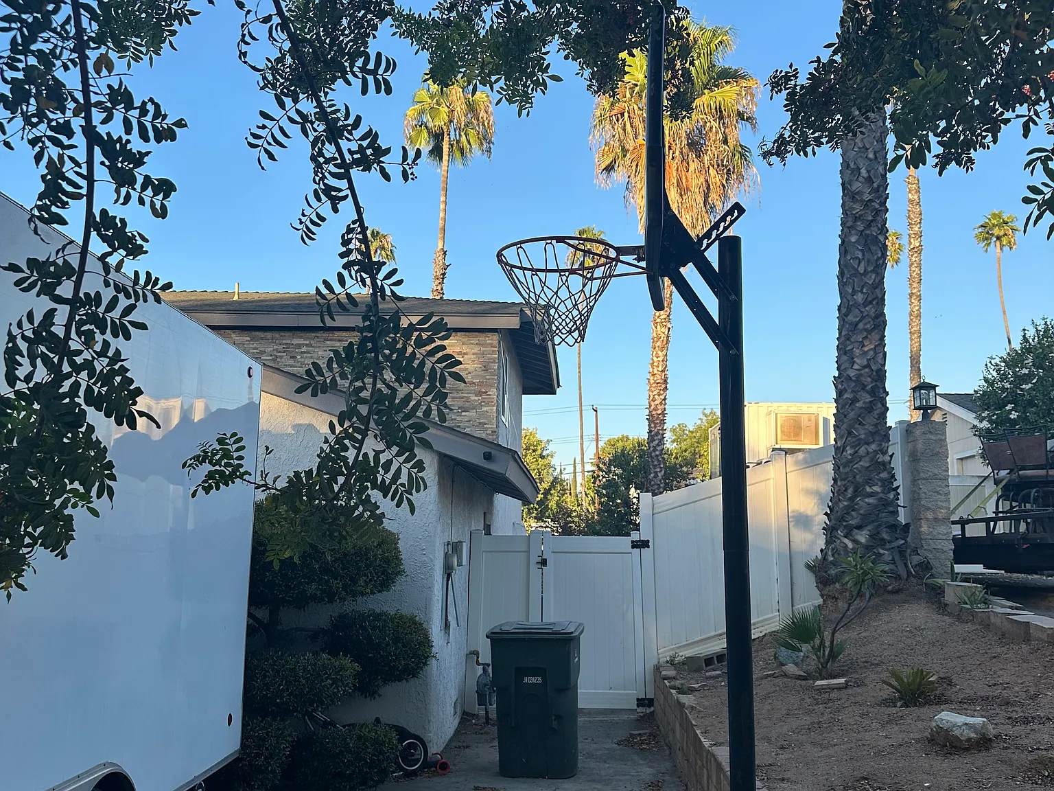 5 bed, 2320 sqft, $4,300 — Photo 3