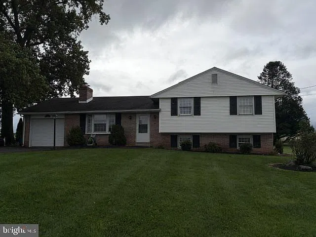 3 bed, 1.5 bath, 1991 sqft, $2,250 — Photo 2